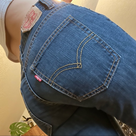 Levi’s Mid-Rise Straight Leg Jean - Picture 6 of 11